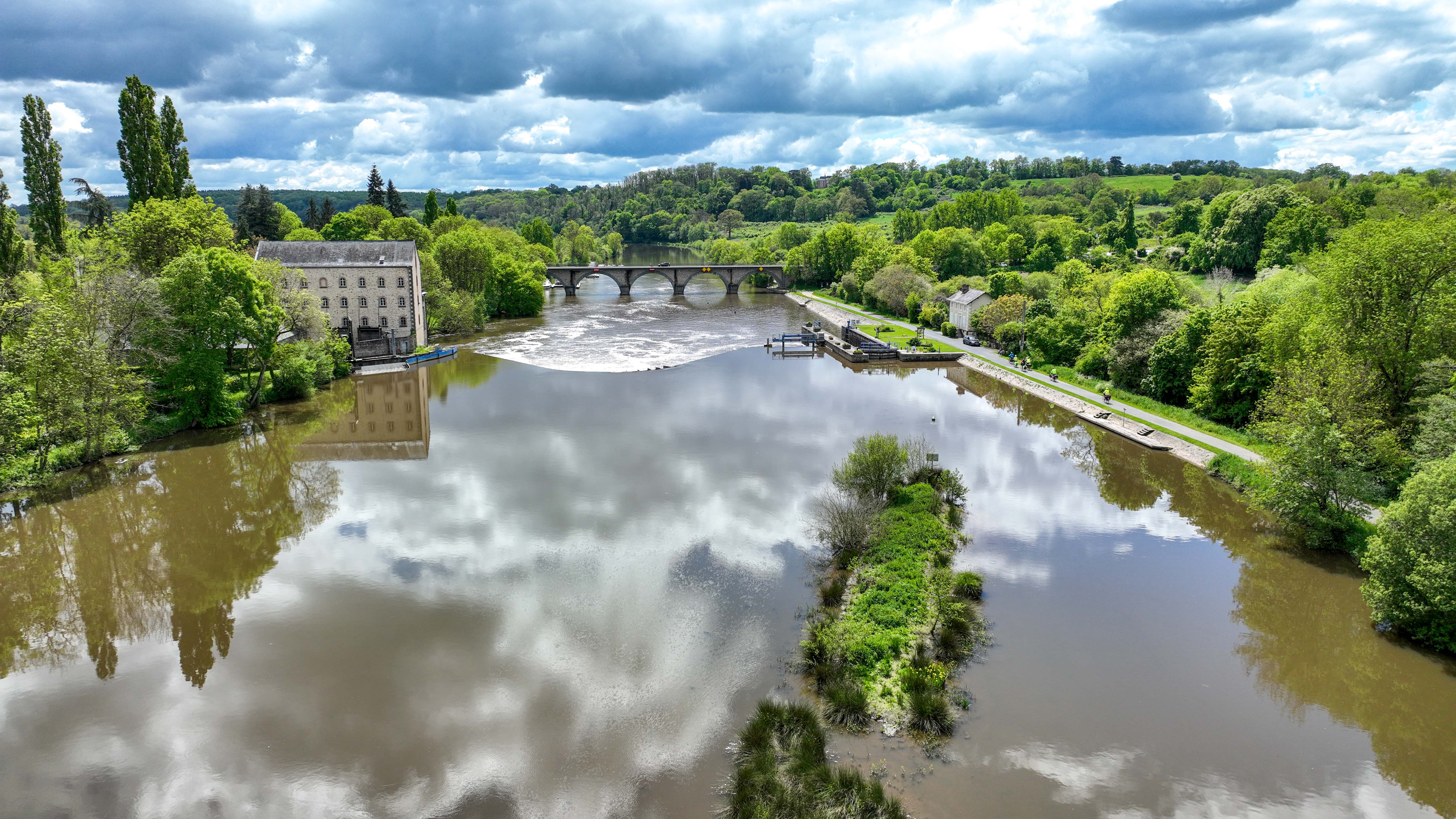 https://www.laval.fr/fileadmin/Phototheque_agglo/Actualites/ACTUALITES_2024/photo_drone_mayenne2.jpg